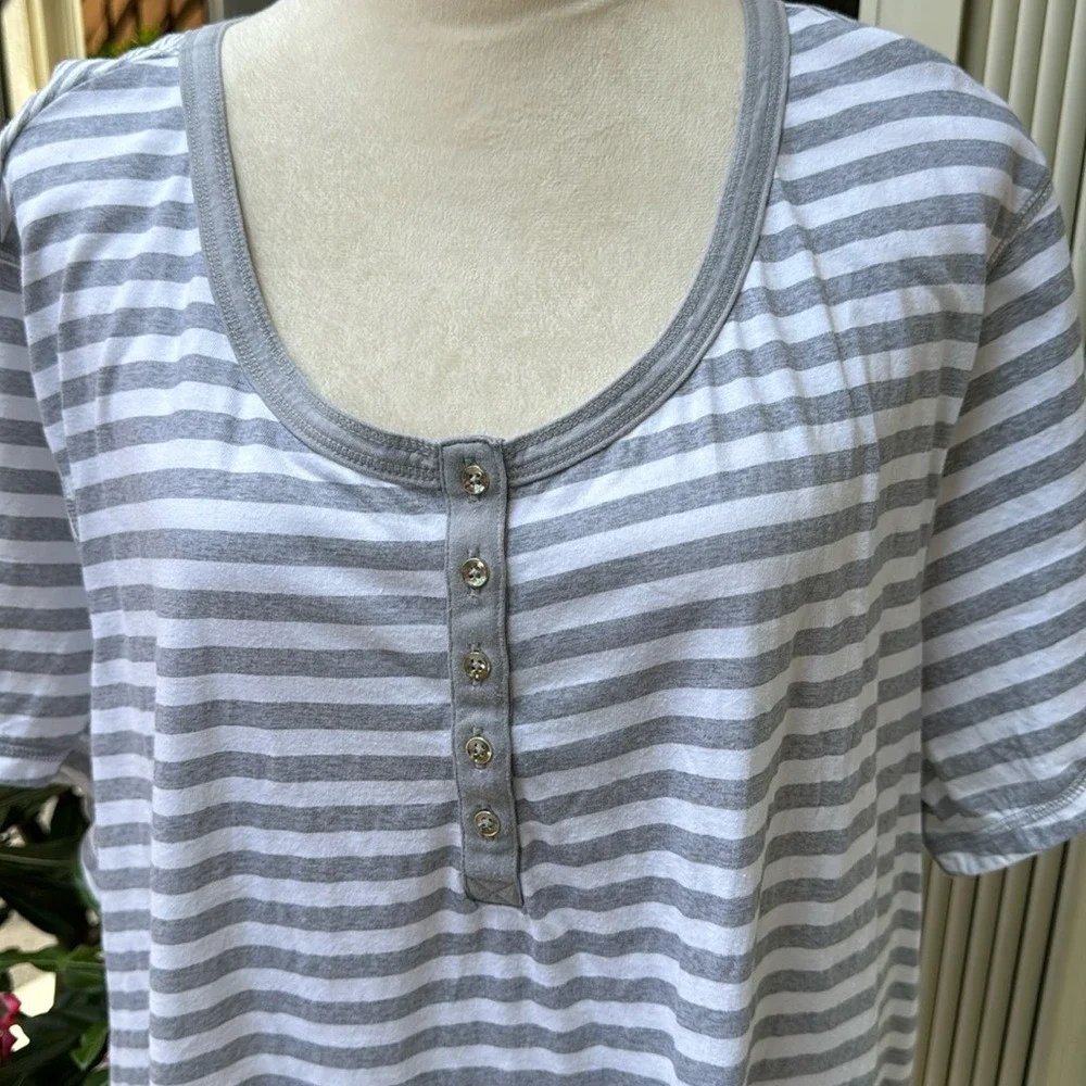 FADED‎ GLORY. White & Grey T-Shirt, Short Sleeve. Buttons on Front. Size…